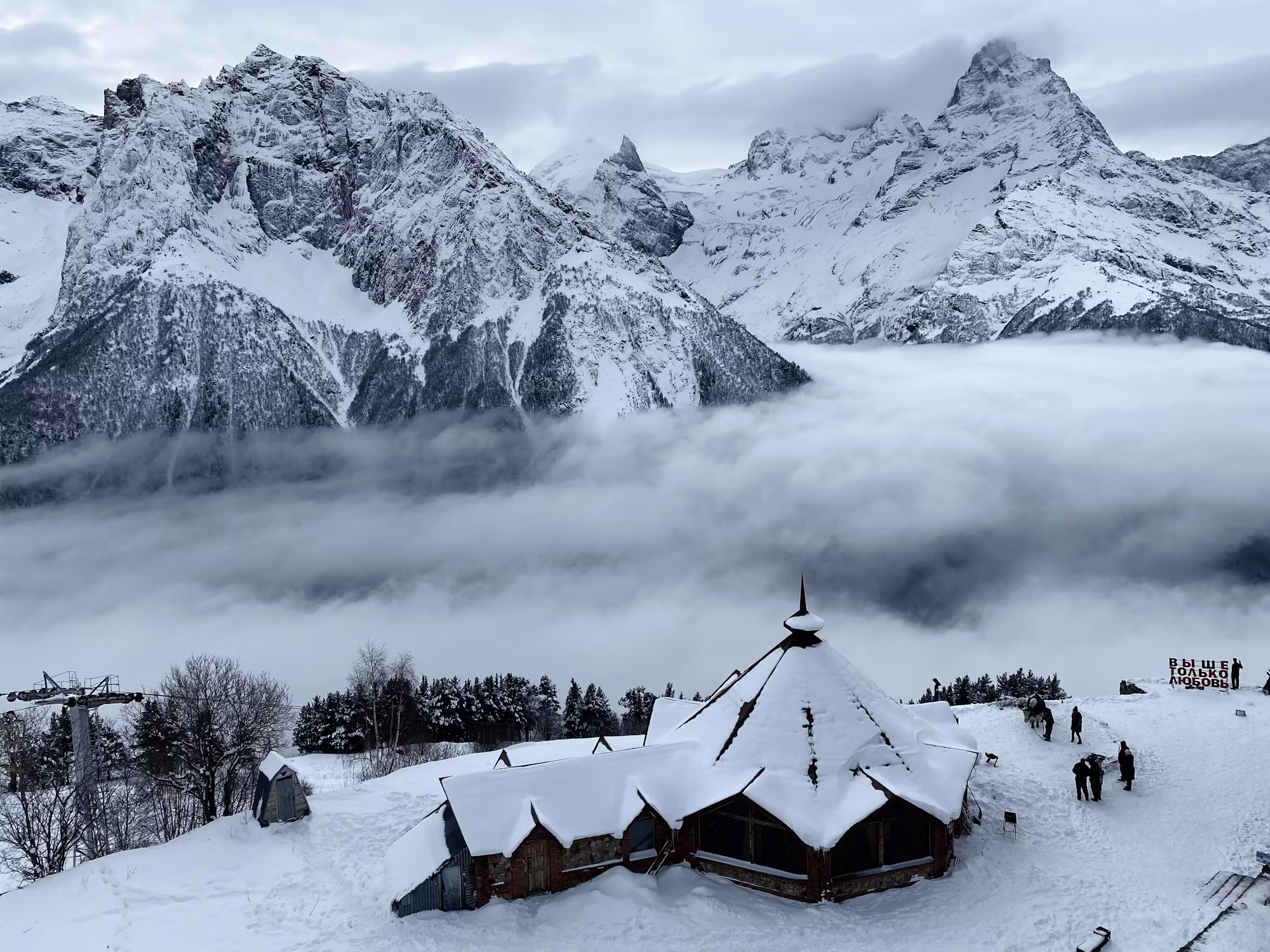Exploring the Thrills of Freestyle Snowboarding: Tricks, Parks, and Progression